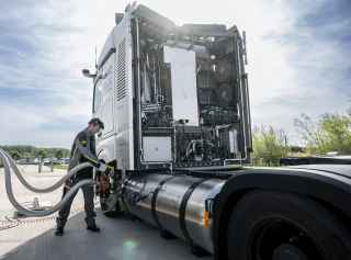 Przelomowy etap w rozwoju projektu Daimler Truck testuje samochod ciezarowy napedzany cieklym wodorem02